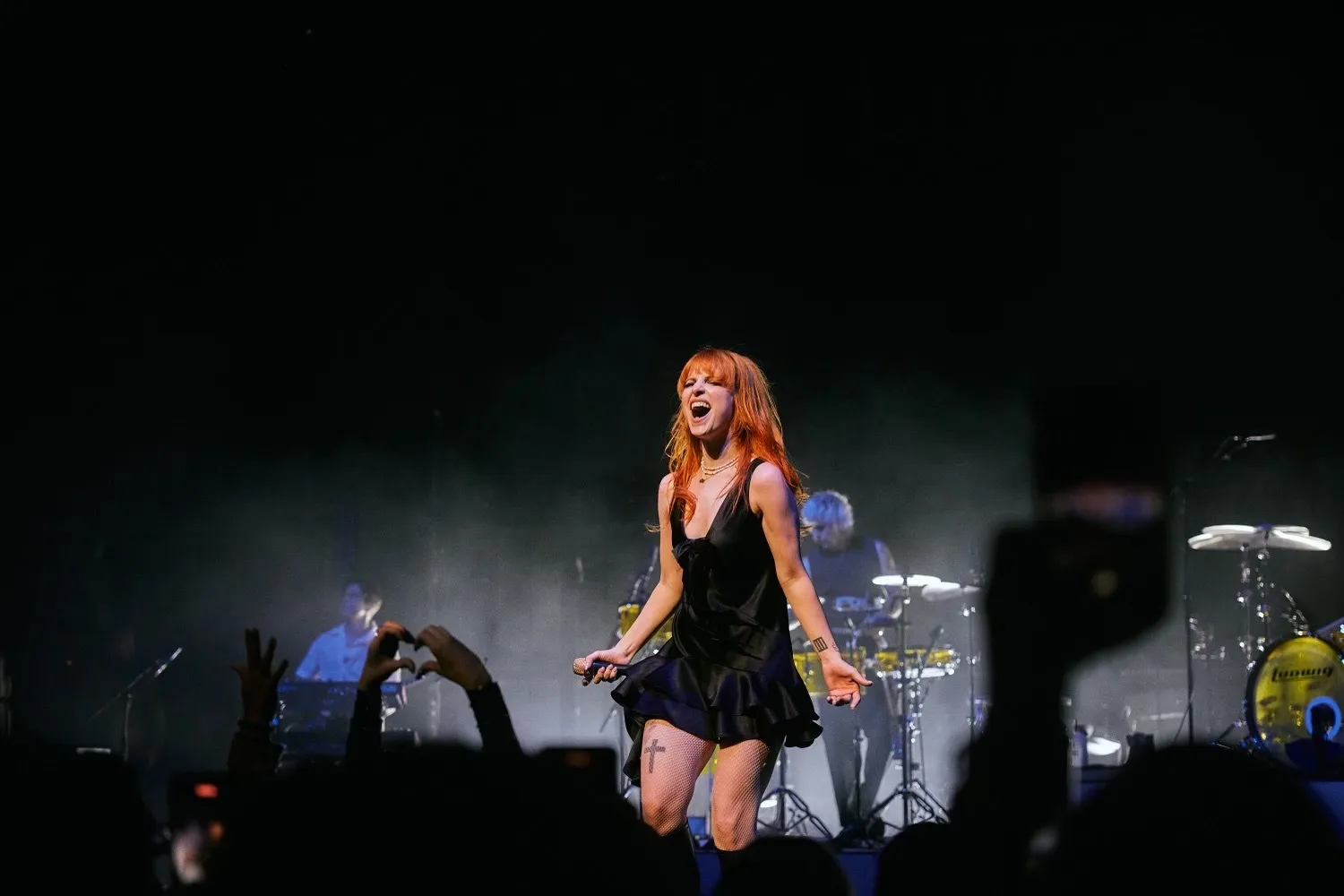 Paramore apaga imagem de ex-integrante em arte de capa de seu